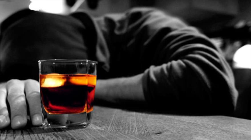 Muere joven por consumir alcohol adulterado con metanol en Temixco