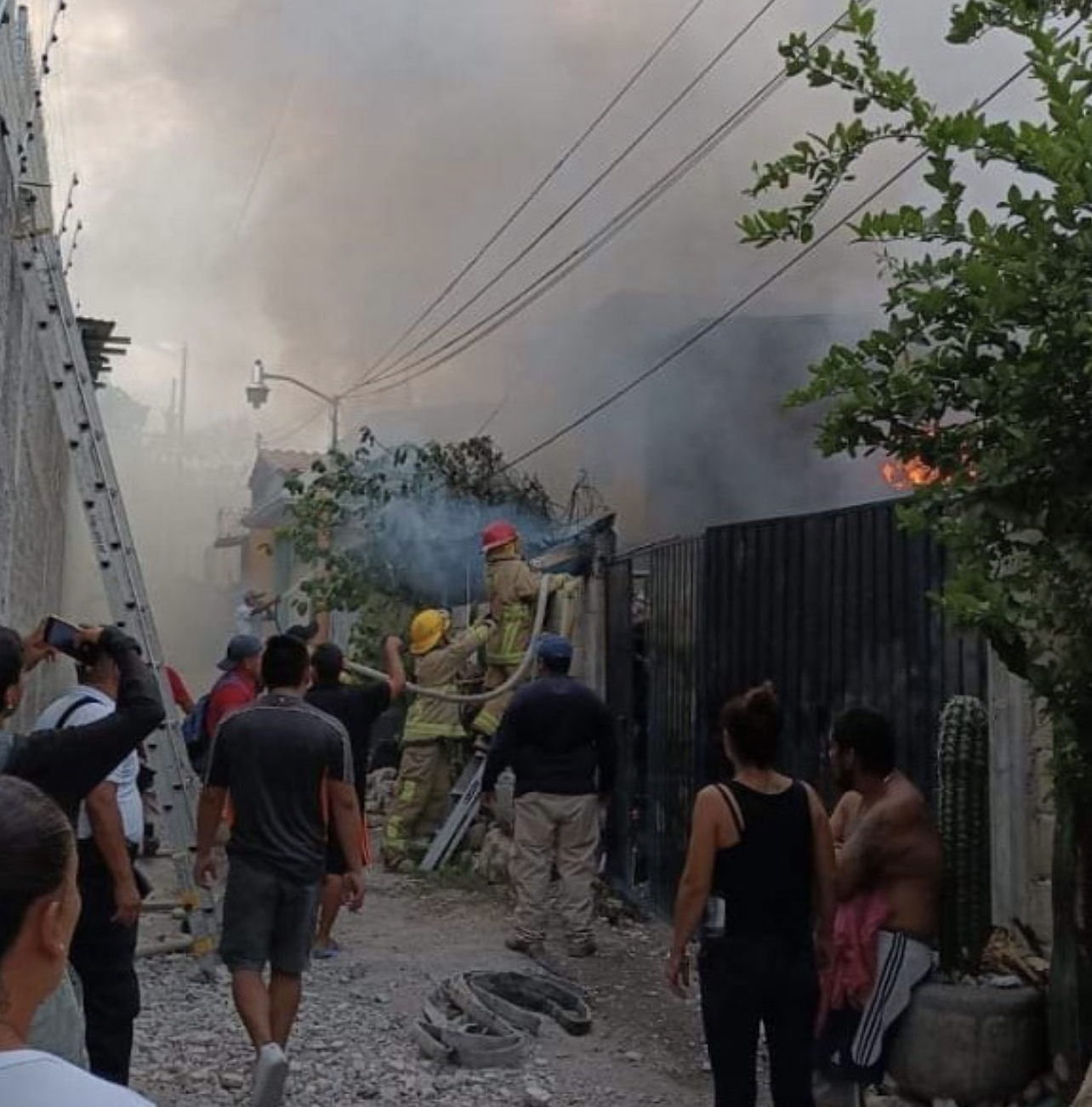 Fuego consume casa en Zacatepec 