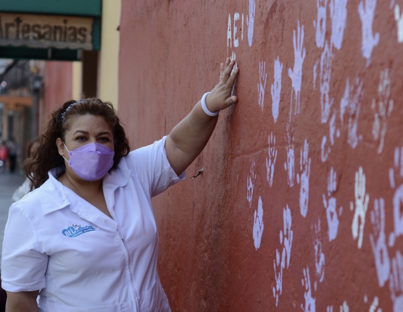 Plasman sus manos en mural contra la violencia a las mujeres