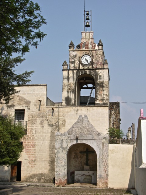 Una torre con un reloj en lo alto de una iglesia

Descripción generada automáticamente
