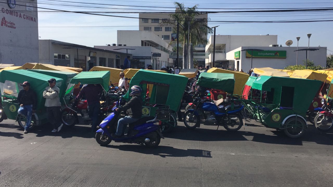 Conflicto entre colectiveros y mototaxistas de Xoxocotla por pasaje