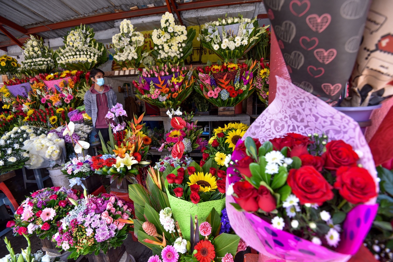 Esperan vendedores de flores repunte de ventas este Día de las Madres 