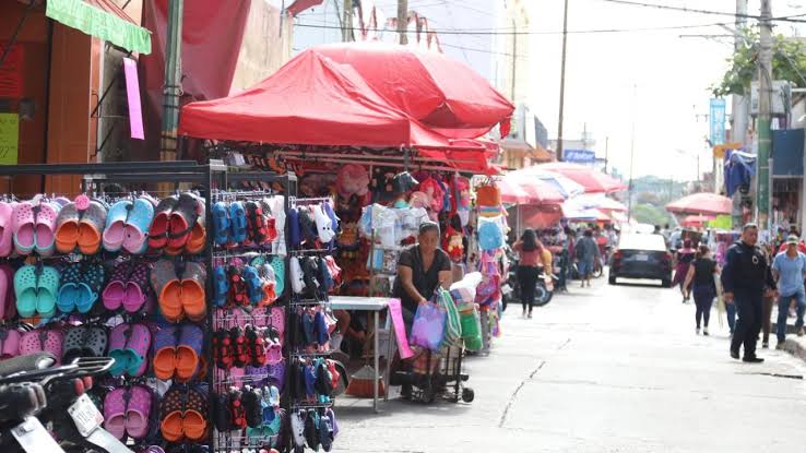 Un grupo de personas con paraguas en la calle Descripción generada automáticamente con confianza media