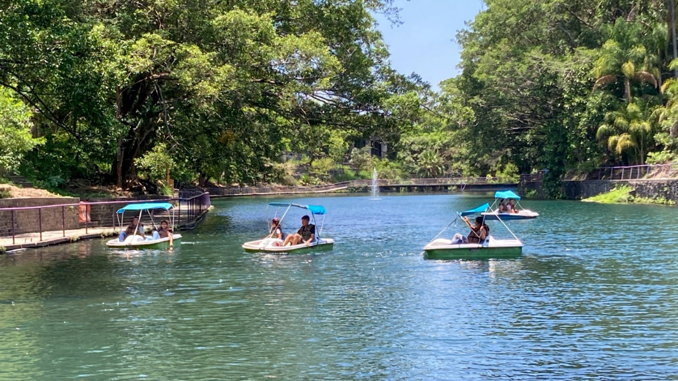 Un grupo de personas en un barco en el agua rodeado de árboles

Descripción generada automáticamente con confianza media