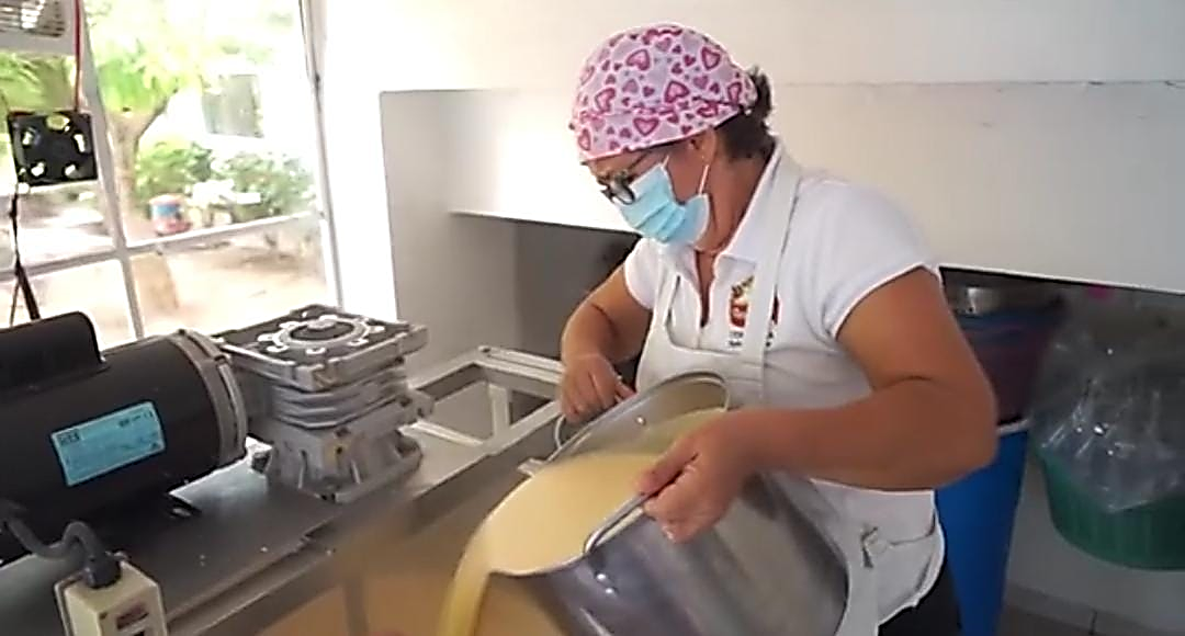 Una mujer preparando comida en una cocina

Descripción generada automáticamente con confianza media