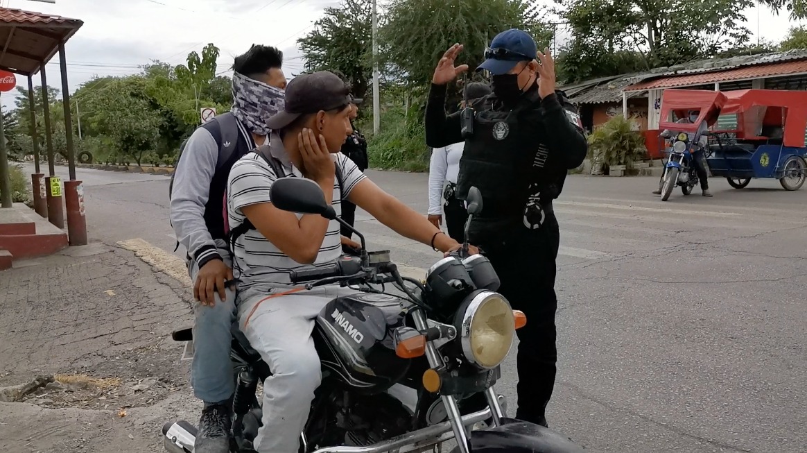 Hombre en motocicleta en la calle Descripción generada automáticamente