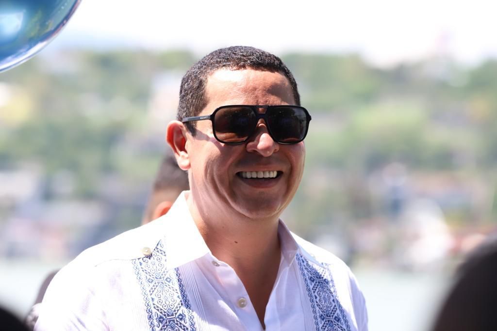 Hombre sonriendo con lentes de sol

Descripción generada automáticamente