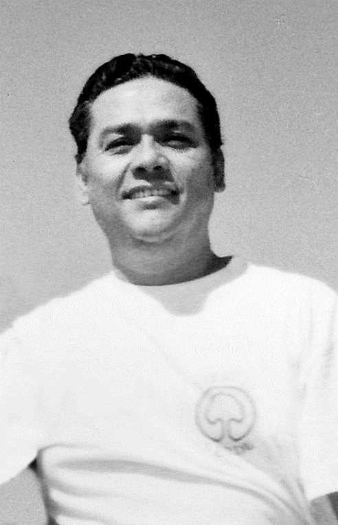 Imagen en blanco y negro de un hombre con camiseta blanca

Descripción generada automáticamente