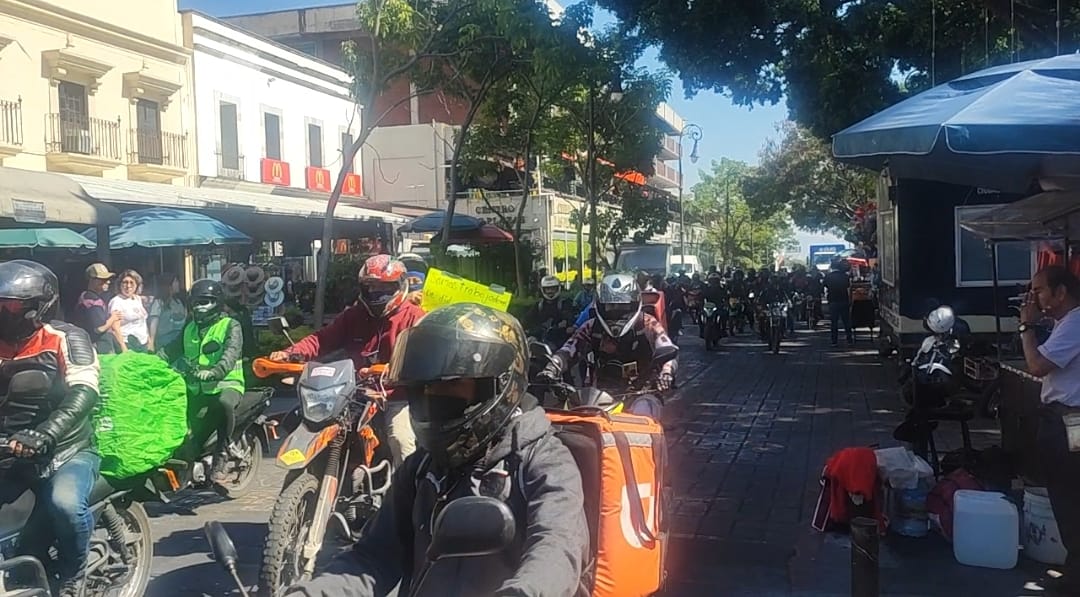 Personas en motocicleta en la calle Descripción generada automáticamente