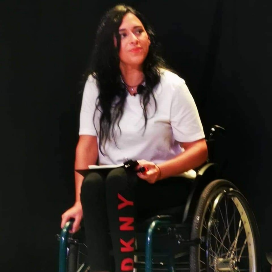Mujer sentada en una silla de ruedas

Descripción generada automáticamente con confianza media