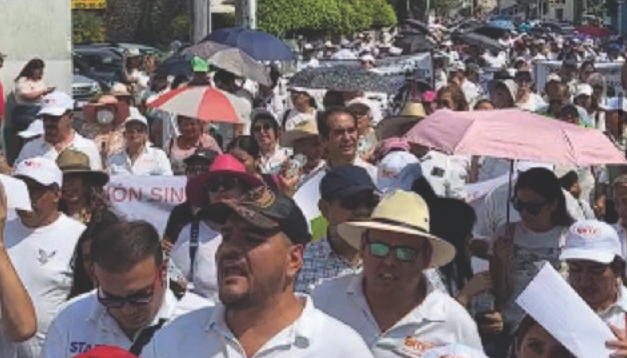 Más de 20 mil maestros marcharon para exigir servicios médicos