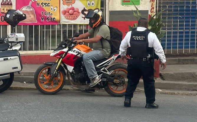 Persona en motocicleta en la calle

Descripción generada automáticamente