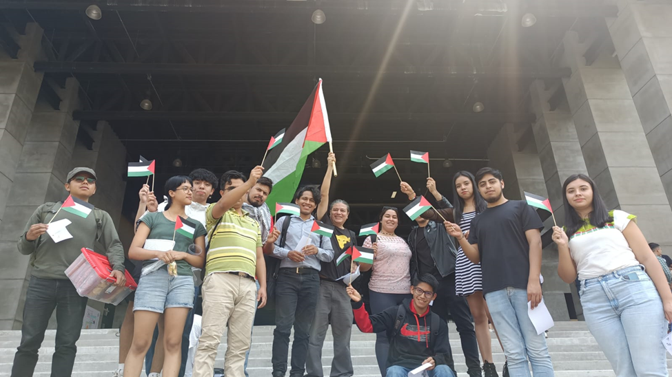 Promueven solidaridad con Palestina mediante siembra de banderas