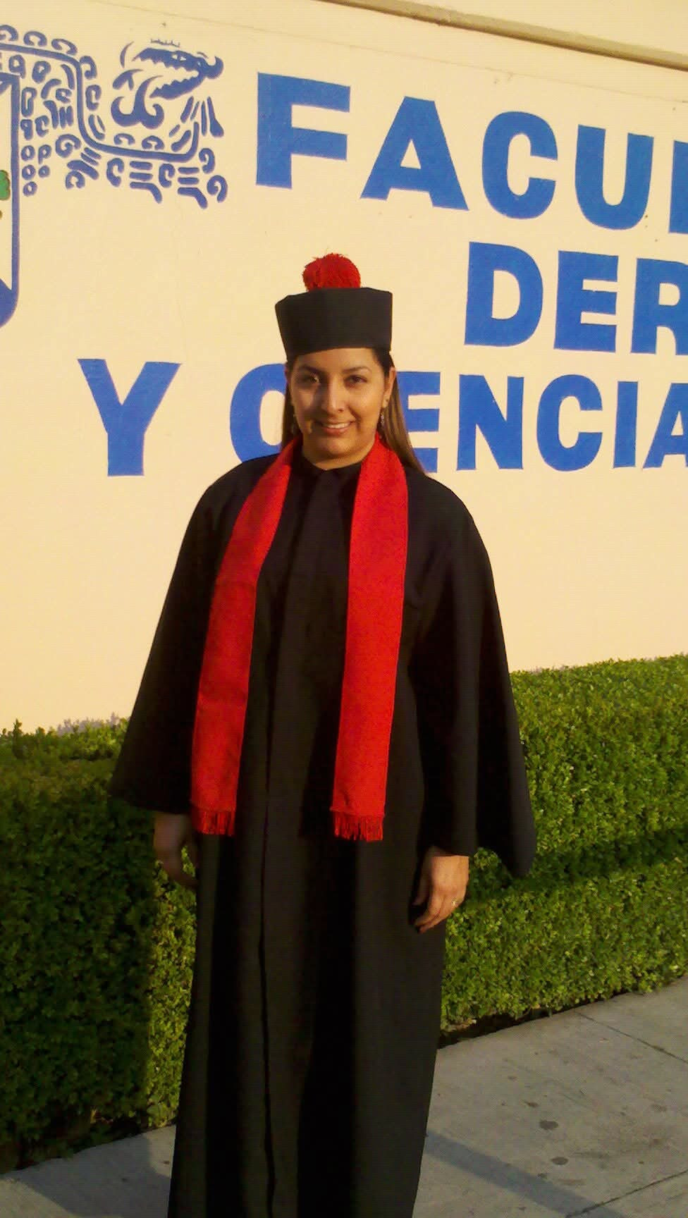 Imagen que contiene exterior, pasto, hombre, vistiendo

El contenido generado por IA puede ser incorrecto.